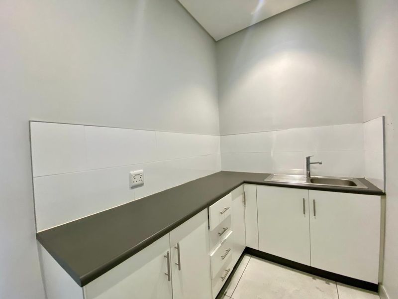 Award Winning World Class Logistics Facility. - Photo 7