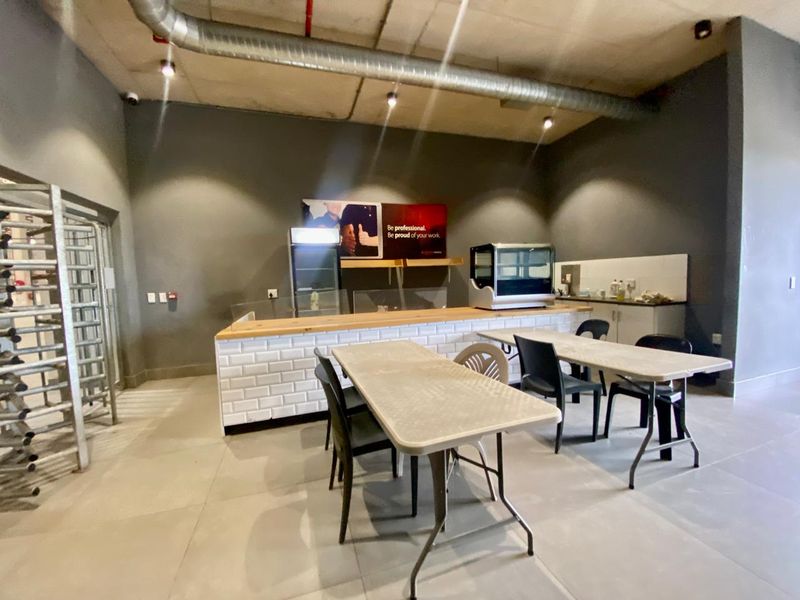 Award Winning World Class Logistics Facility. - Photo 6