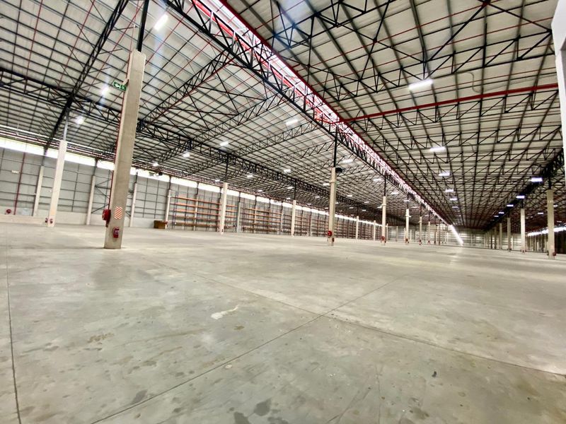 Award Winning World Class Logistics Facility. - Photo 4