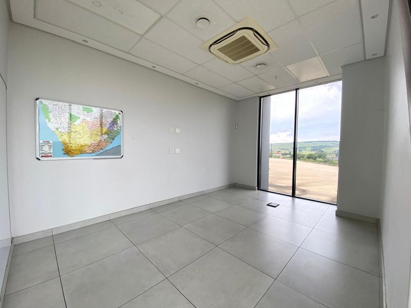 Award Winning World Class Logistics Facility. - Photo 8