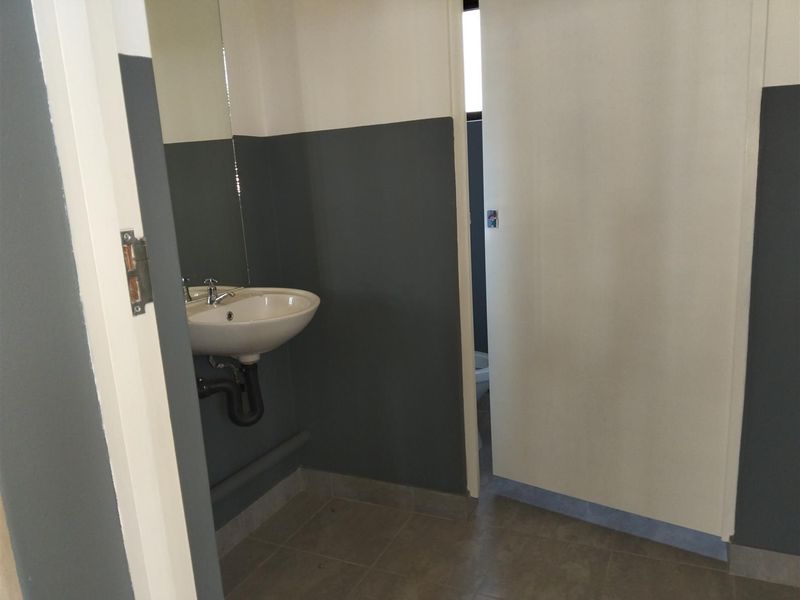 Secure, interlink access, large power warehouse to let on N3. - Photo 10