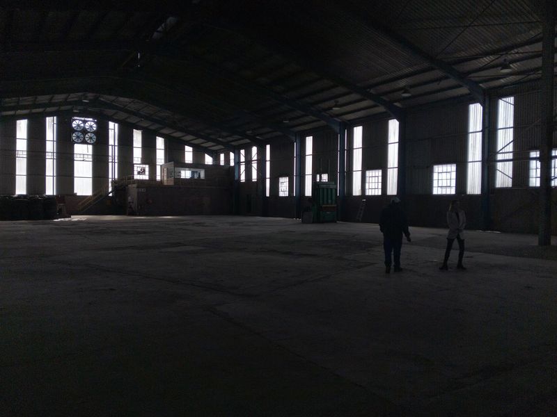 Secure, interlink access, large power warehouse to let on N3. - Photo 8