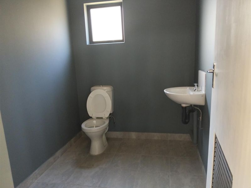 Secure, interlink access, large power warehouse to let on N3. - Photo 9