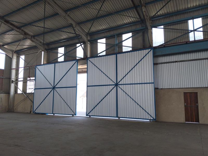 Secure, interlink access, large power warehouse to let on N3. - Photo 2