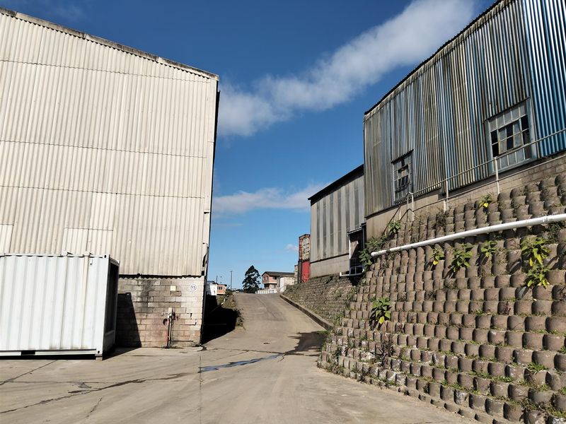 Secure, interlink access, large power warehouse to let on N3. - Photo 5