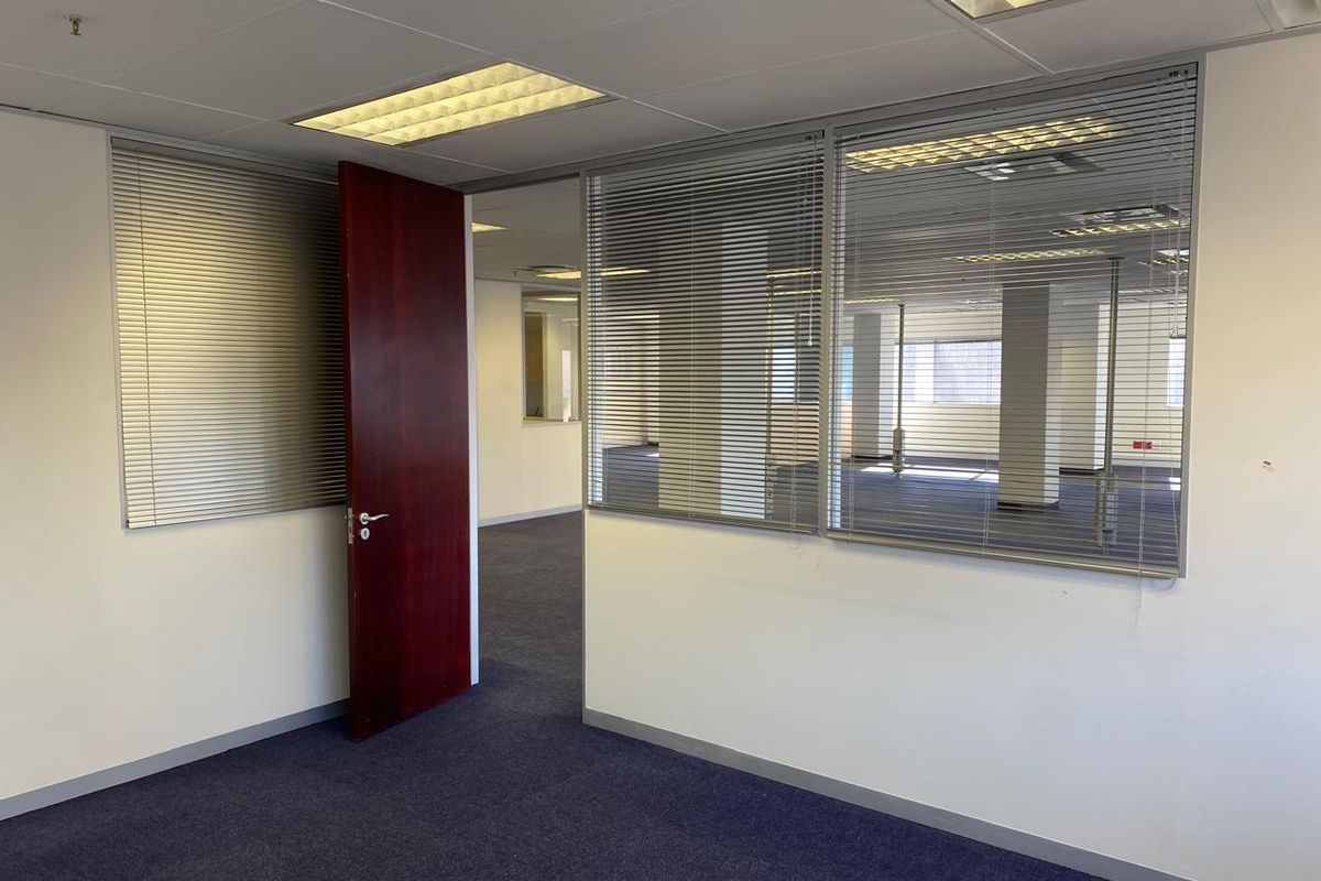 Commercial Space to Let in City Centre - Photo 5