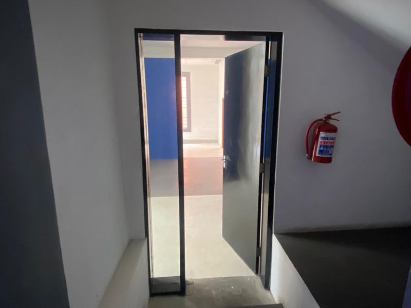 Retail/Office To Let in City Centre - Photo 2