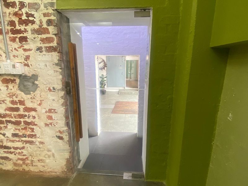 Retail Space to Let In City Centre - Photo 6