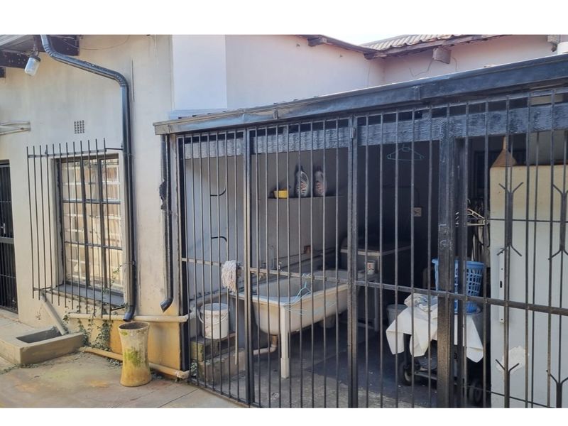 Prime Retail Property in Geduld at Reduced Price! - Photo 4