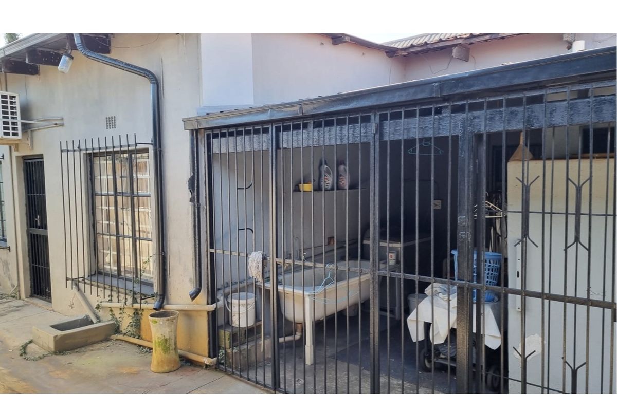 Prime Retail Property in Geduld at Reduced Price! - Photo 4