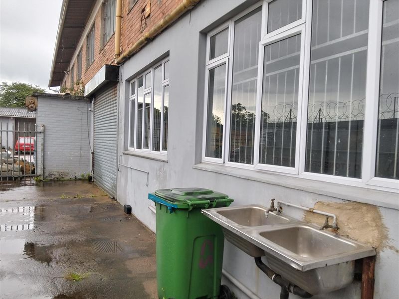 Warehouse suitable for vehicle workshop or manufacturing to let in New Germany. - Photo 9