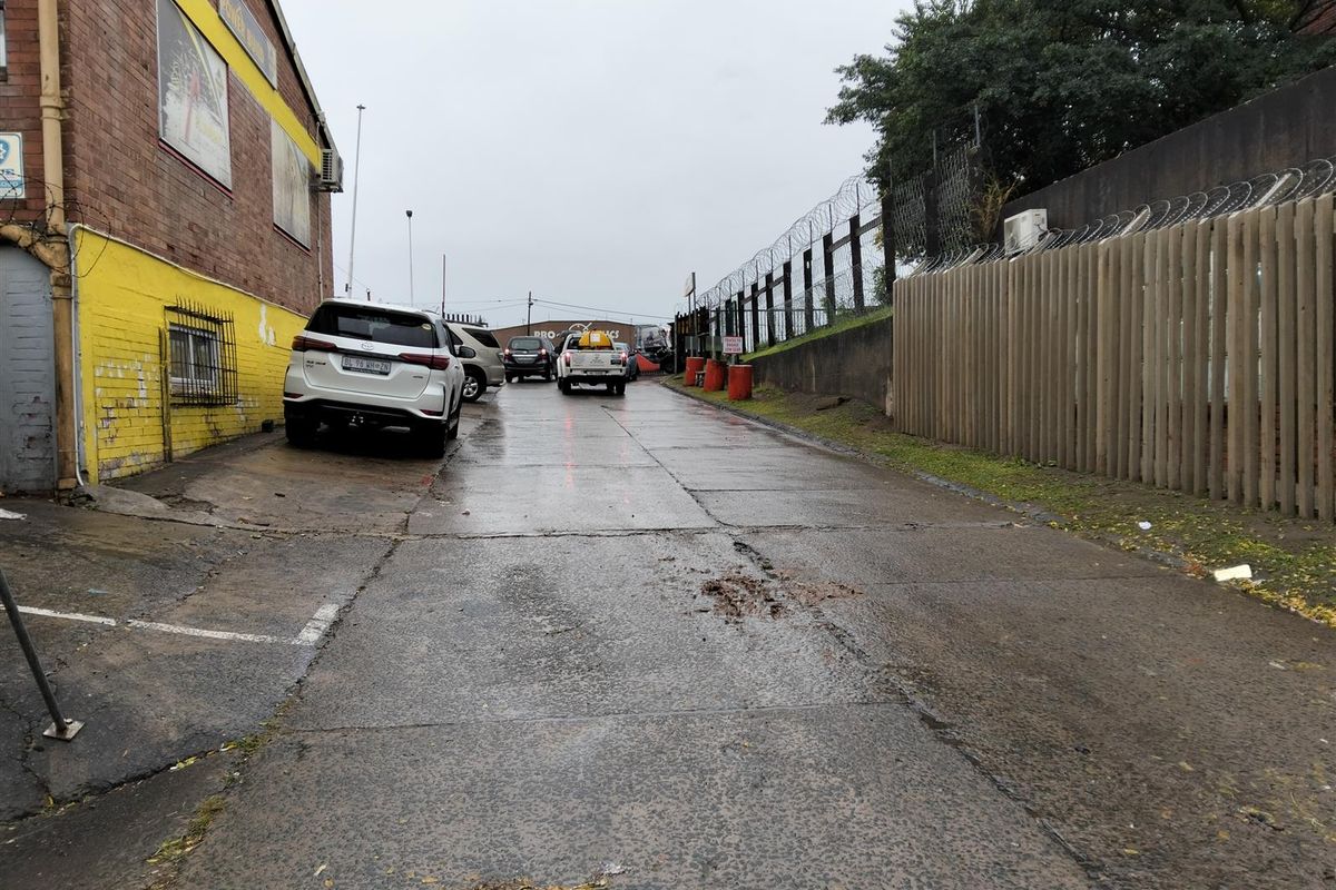 Warehouse suitable for vehicle workshop or manufacturing to let in New Germany. - Photo 4