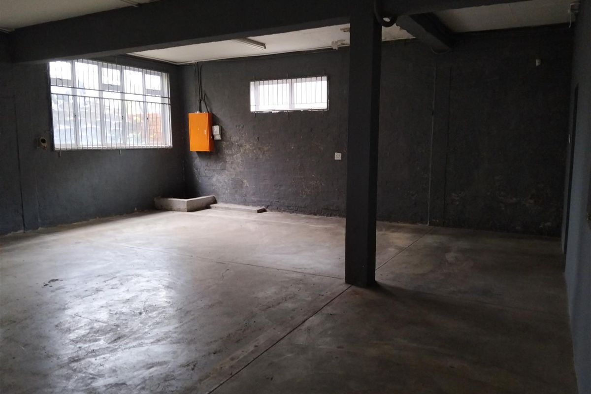 Warehouse suitable for vehicle workshop or manufacturing to let in New Germany. - Photo 3