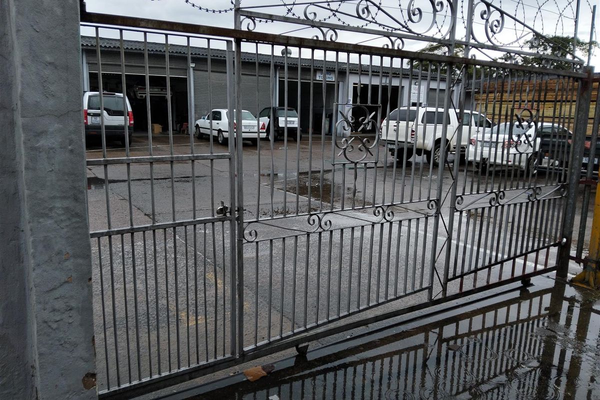 Warehouse suitable for vehicle workshop or manufacturing to let in New Germany. - Photo 2