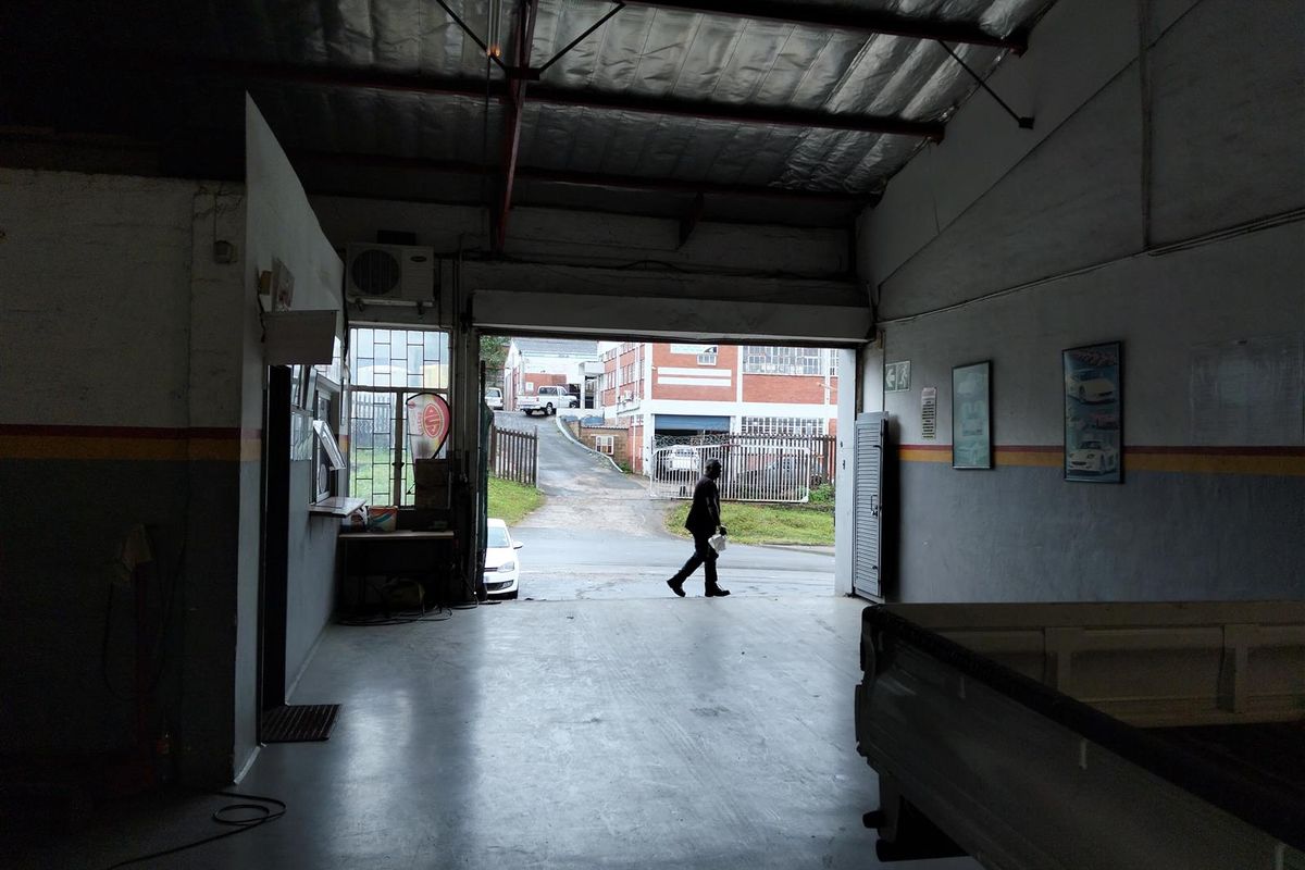 Rent or buy fantastic warehouse. - Photo 2