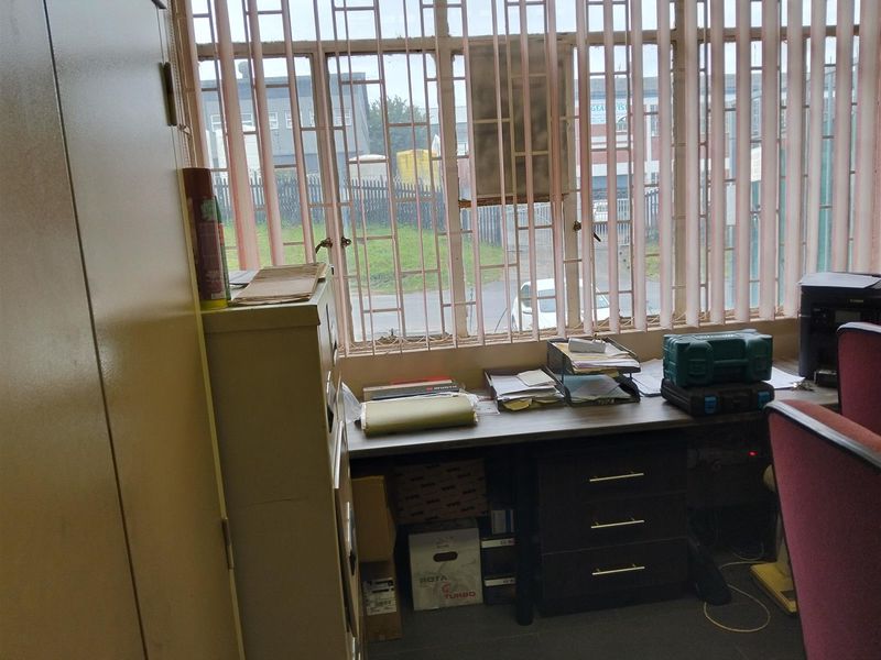 Rent or buy fantastic warehouse. - Photo 10