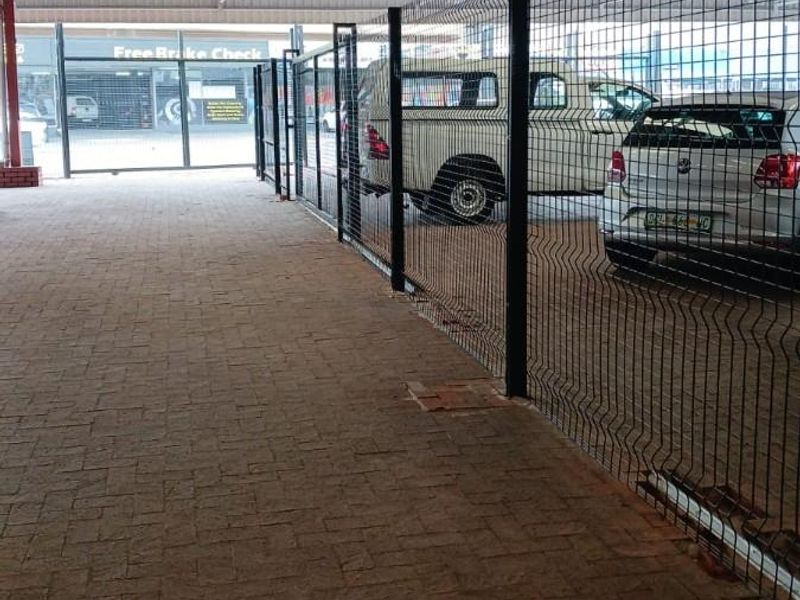 SHOWROOM WITH OFFICES TO LET - FLEXIBLE OPTIONS AVAILABLE - Photo 4