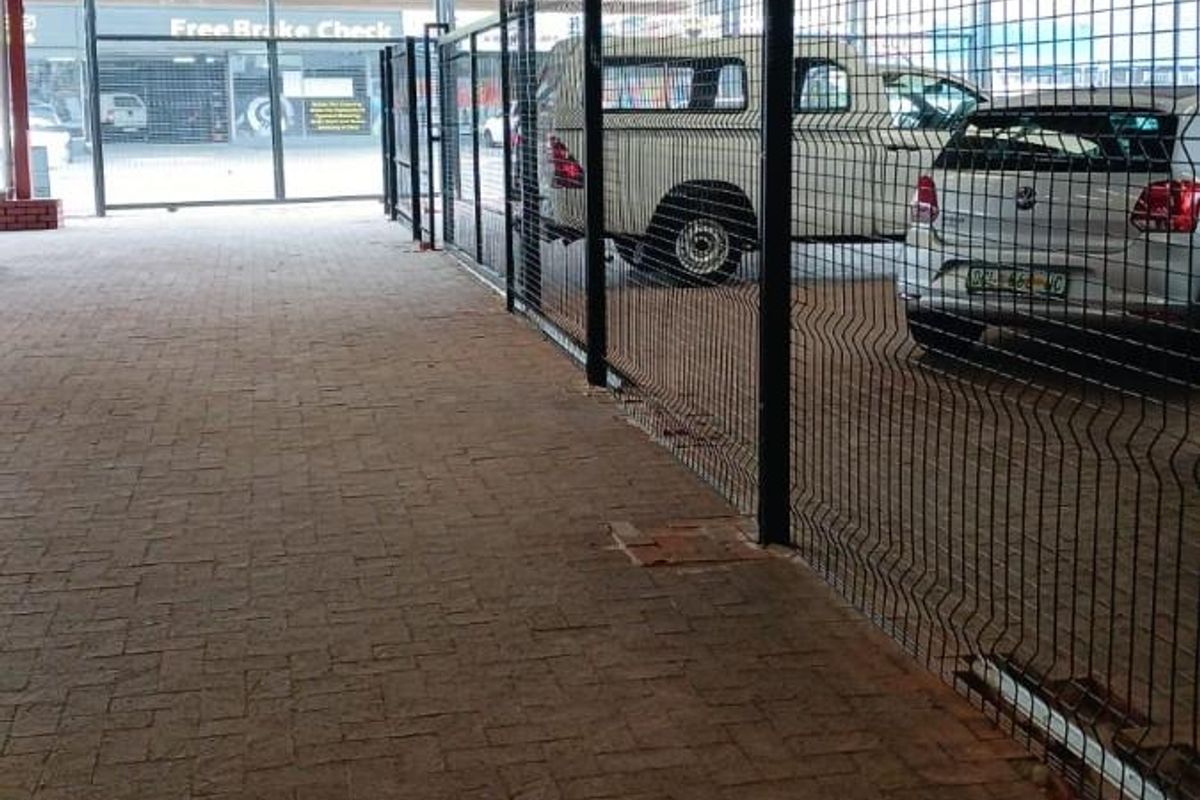SHOWROOM WITH OFFICES TO LET - FLEXIBLE OPTIONS AVAILABLE - Photo 4