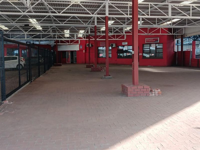 SHOWROOM WITH OFFICES TO LET - FLEXIBLE OPTIONS AVAILABLE - Photo 2