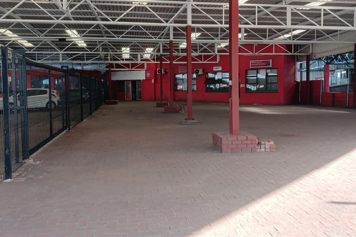 SHOWROOM WITH OFFICES TO LET - FLEXIBLE OPTIONS AVAILABLE - Photo 2