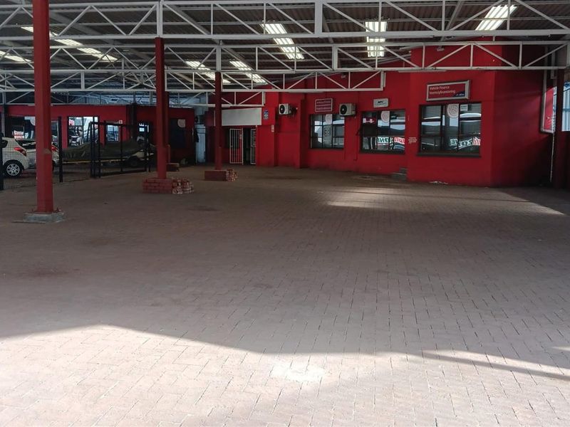 SHOWROOM WITH OFFICES TO LET - FLEXIBLE OPTIONS AVAILABLE - Photo 3