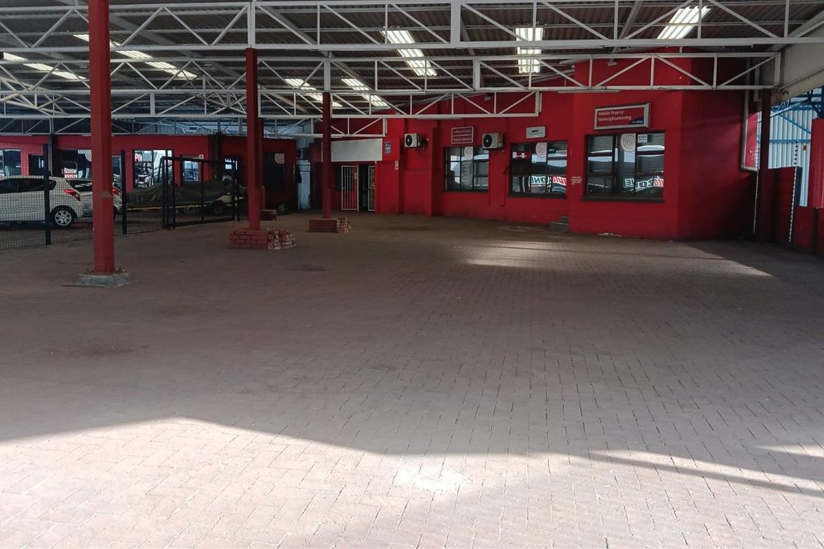 SHOWROOM WITH OFFICES TO LET - FLEXIBLE OPTIONS AVAILABLE - Photo 3
