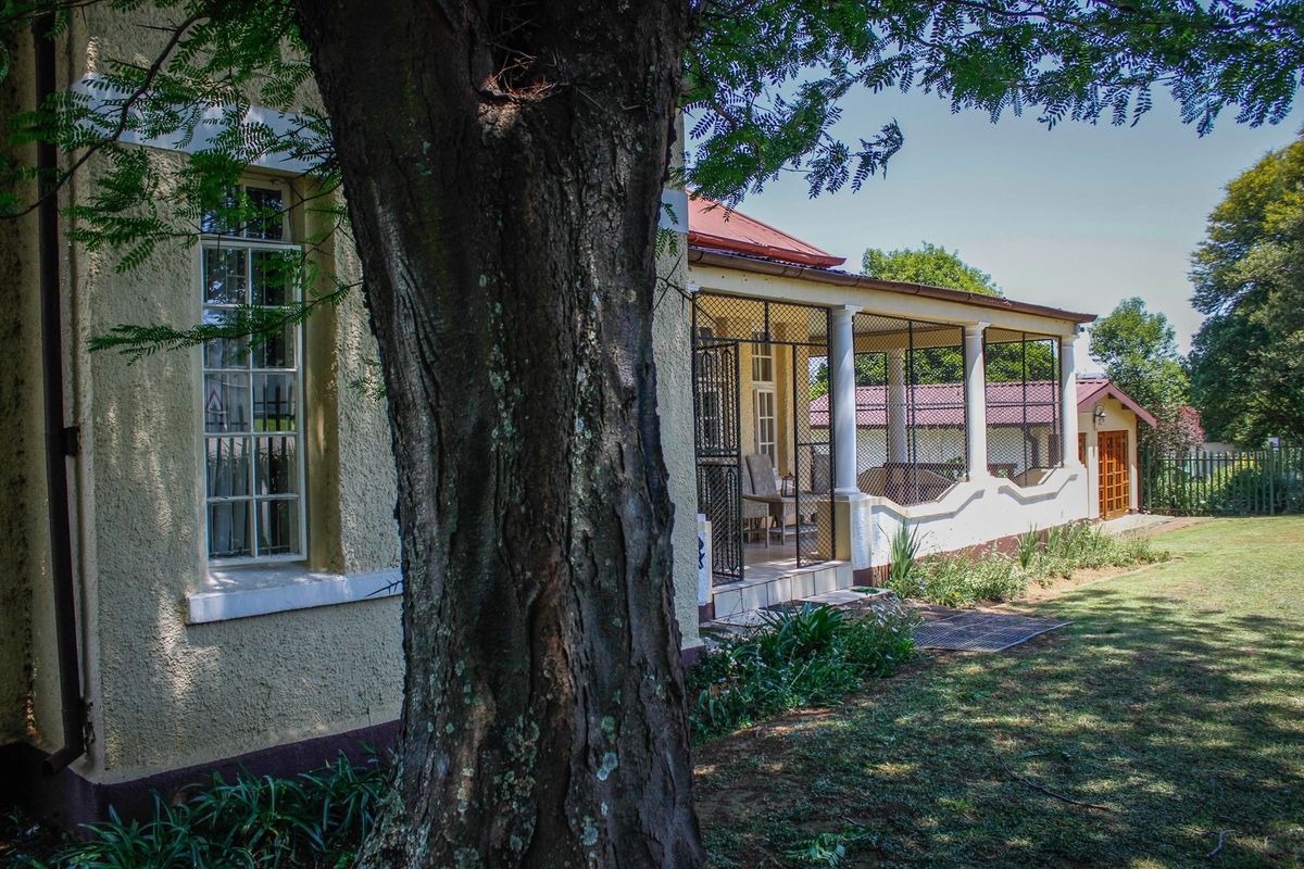 Timeless Charm Meets Modern Income - Versatile Guesthouse Retreat in Machadodorp! - Photo 3