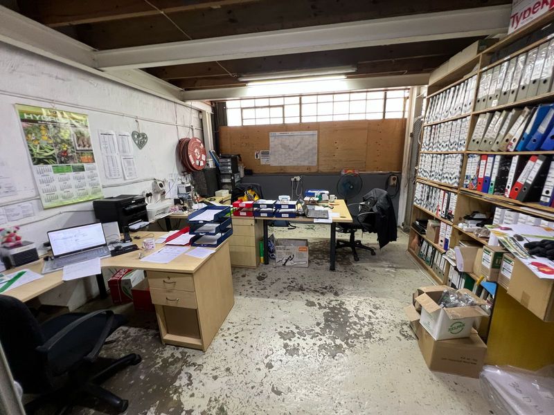 Mini warehouse to let in prime westmead location. - Photo 6