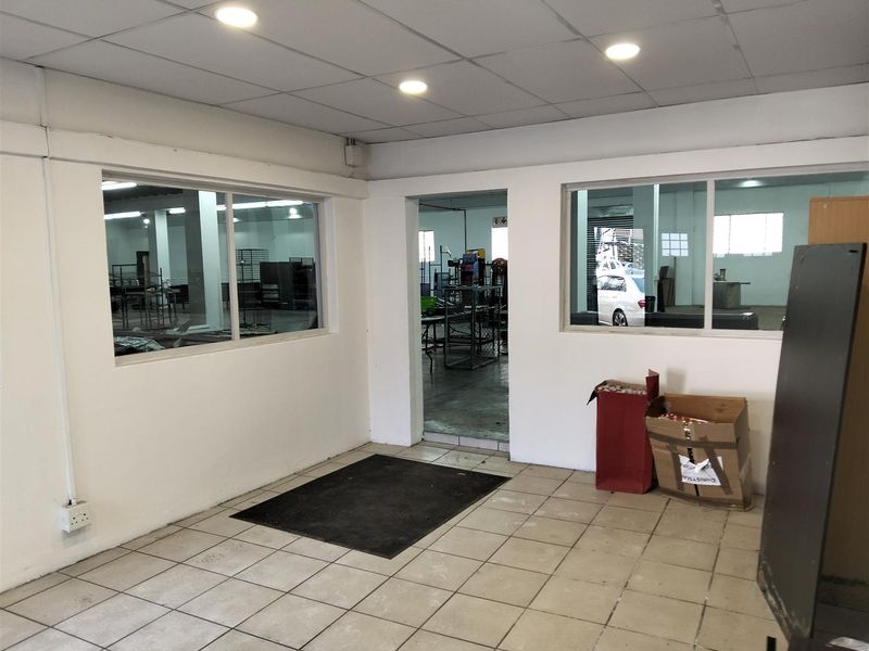 Warehouse for sale with seperate entrance. - Photo 9