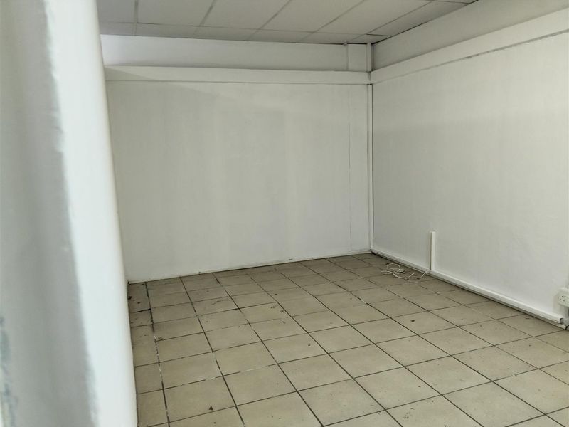 Warehouse for sale with seperate entrance. - Photo 8