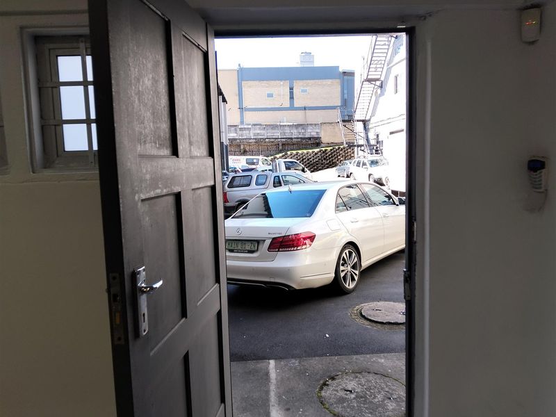 Warehouse for sale with seperate entrance. - Photo 7