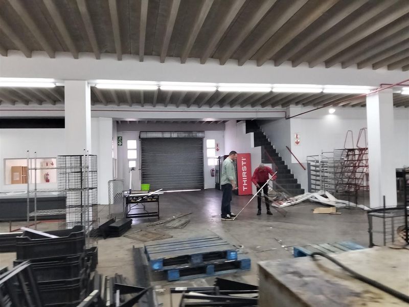 Warehouse for sale with seperate entrance. - Photo 2