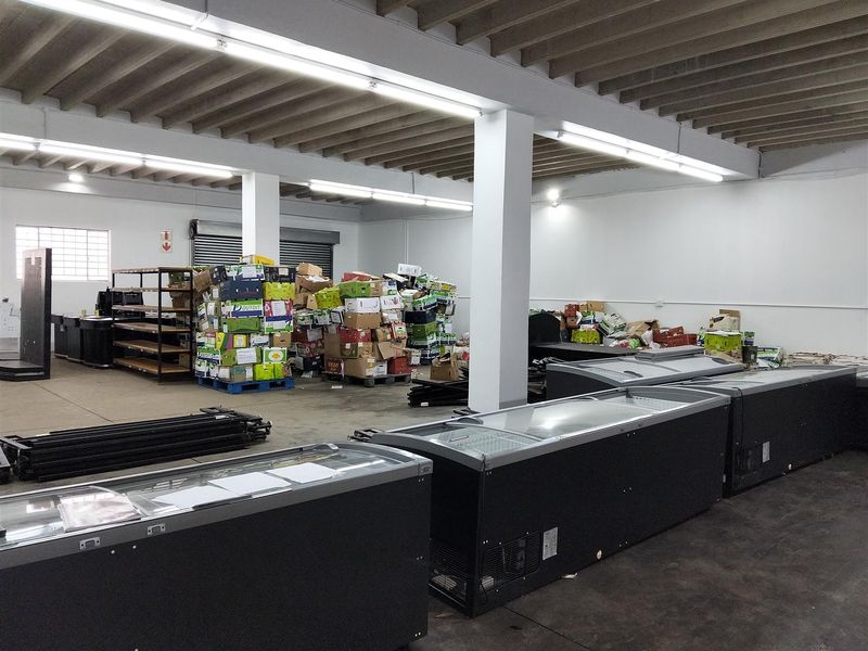 Warehouse for sale with seperate entrance. - Photo 10