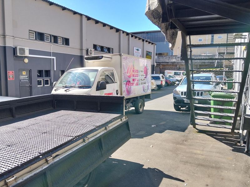 Warehouse for sale with seperate entrance. - Photo 4