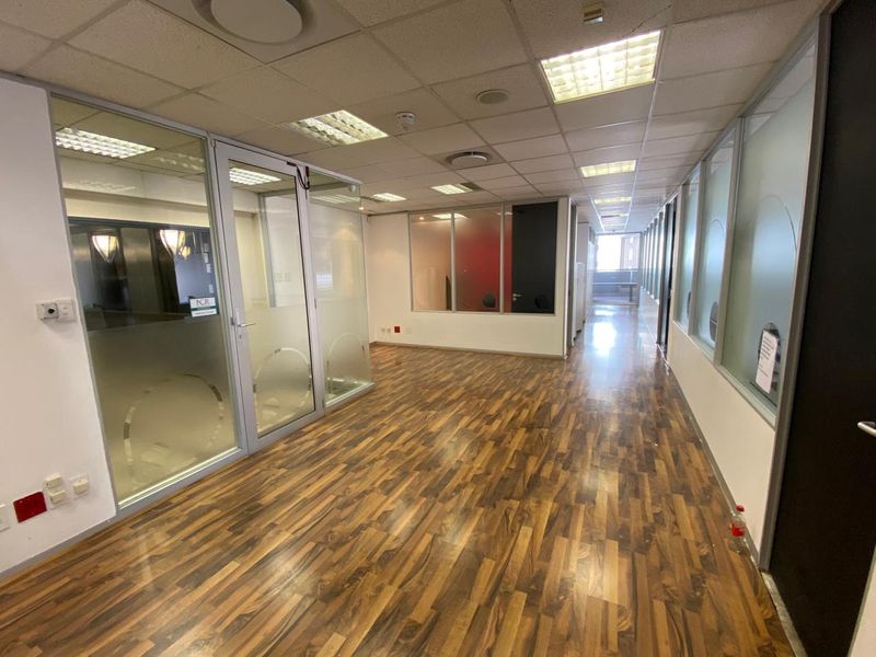 Offices to Let in City Centre - Photo 6