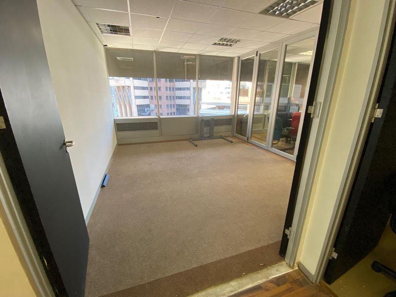 Offices to Let in City Centre - Photo 9