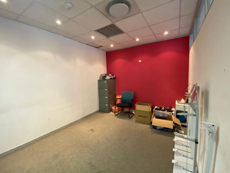 Offices to Let in City Centre - Photo 7