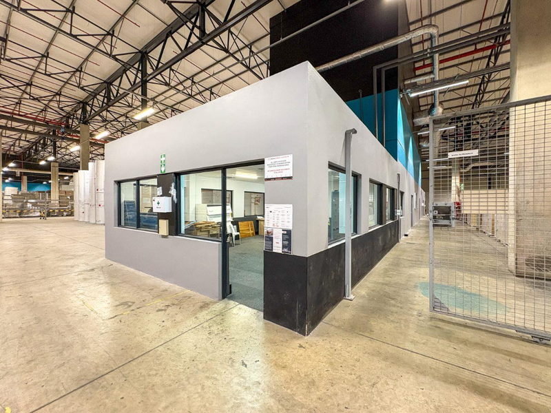 One of a kind full business premises to let. - Photo 10