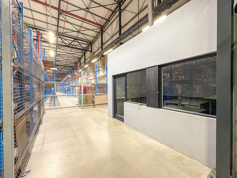 One of a kind full business premises to let. - Photo 8