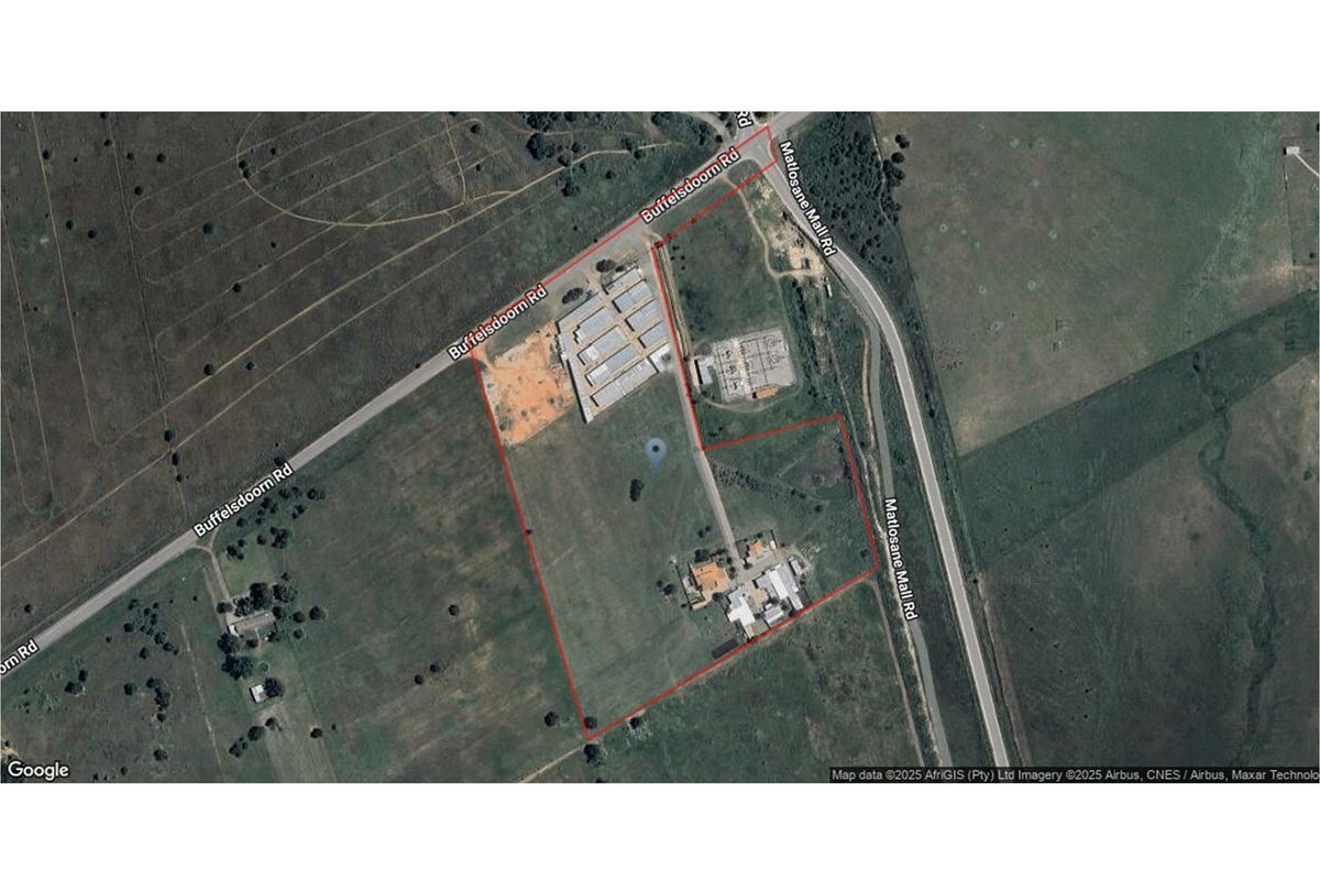 For Sale: Exceptional 10-Hectare Property with Storage Units, Residences, and More in Flamwood - Photo 2