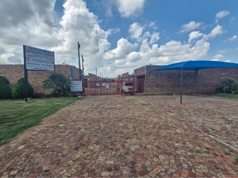 For Sale: Exceptional 10-Hectare Property with Storage Units, Residences, and More in Flamwood - Photo 4