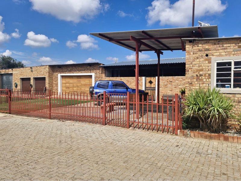 For Sale: Exceptional 10-Hectare Property with Storage Units, Residences, and More in Flamwood - Photo 9