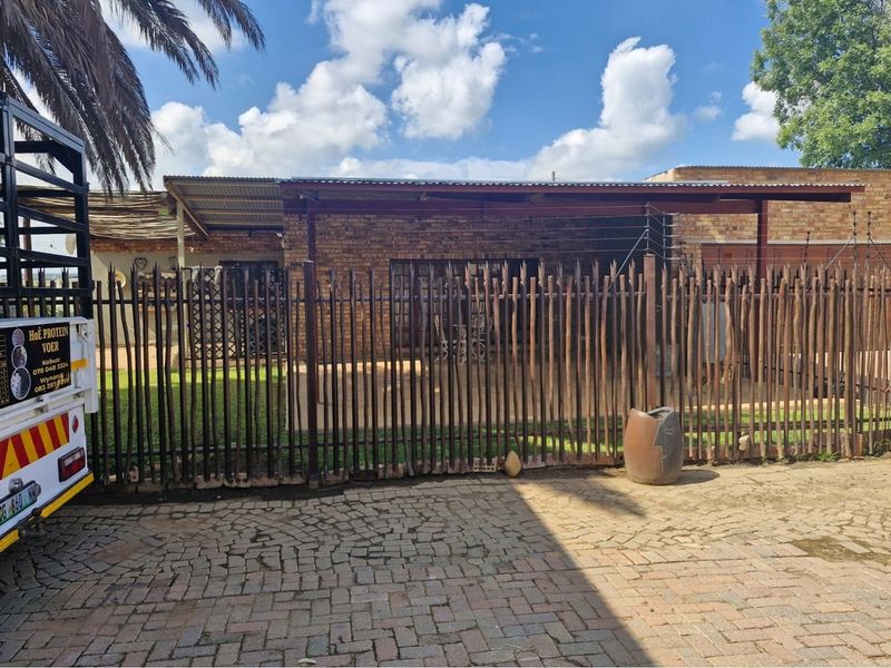 For Sale: Exceptional 10-Hectare Property with Storage Units, Residences, and More in Flamwood - Photo 8