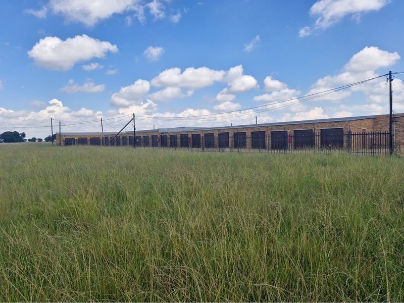 For Sale: Exceptional 10-Hectare Property with Storage Units, Residences, and More in Flamwood - Photo 3