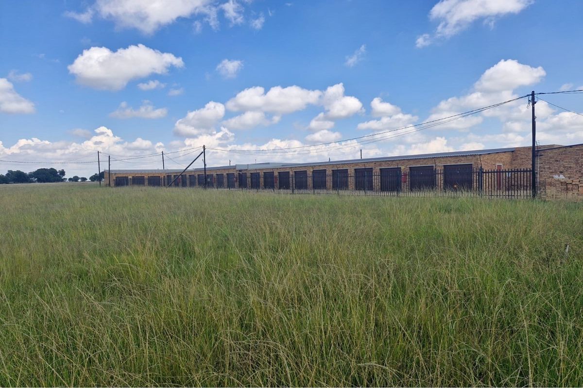 For Sale: Exceptional 10-Hectare Property with Storage Units, Residences, and More in Flamwood - Photo 3