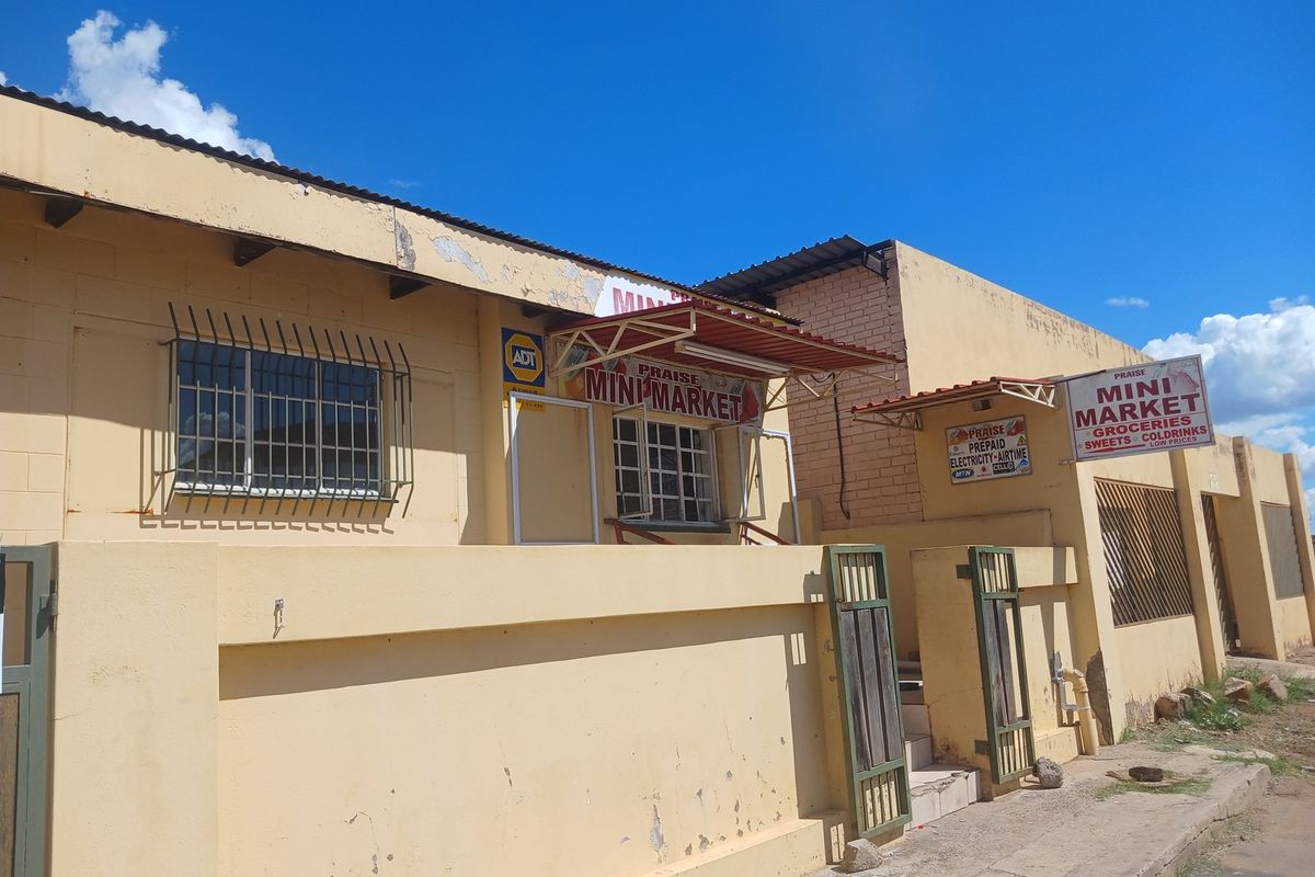 Mixed property use residential and commercial that will generate passive income - Photo 2