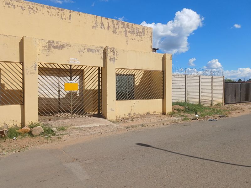 Mixed property use residential and commercial that will generate passive income - Photo 3