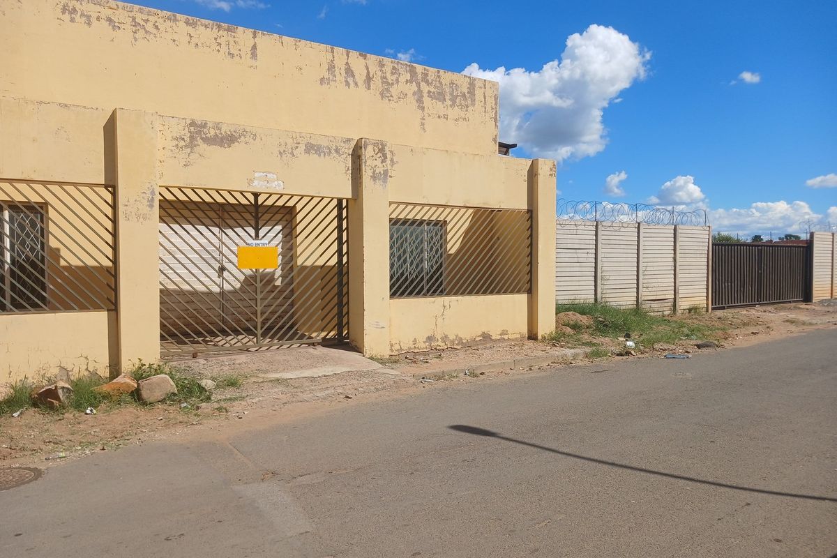 Mixed property use residential and commercial that will generate passive income - Photo 3