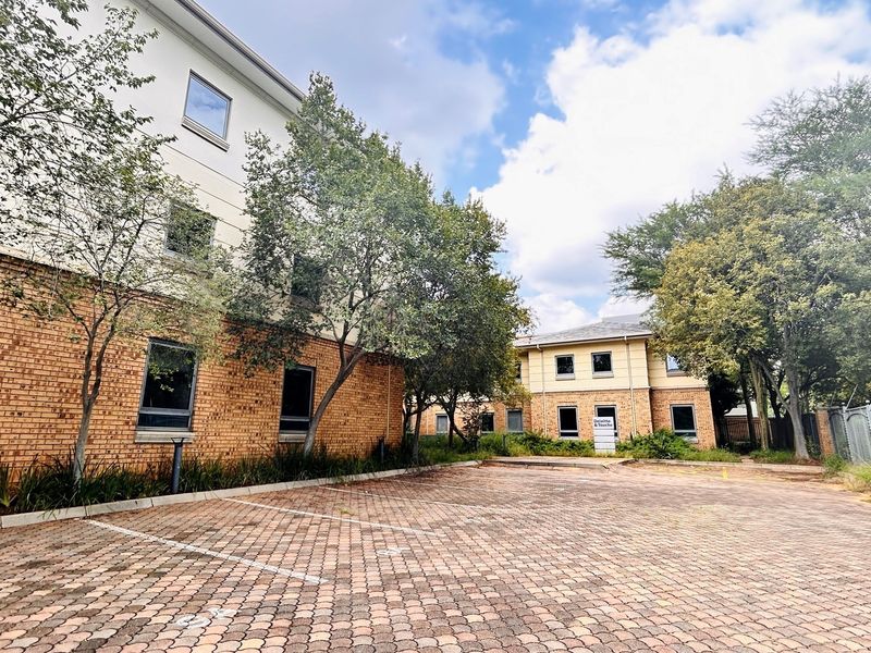 Prestigious Corporate Headquarters in Brooklyn | 3 720m2 GBA | Prime Location - Photo 2