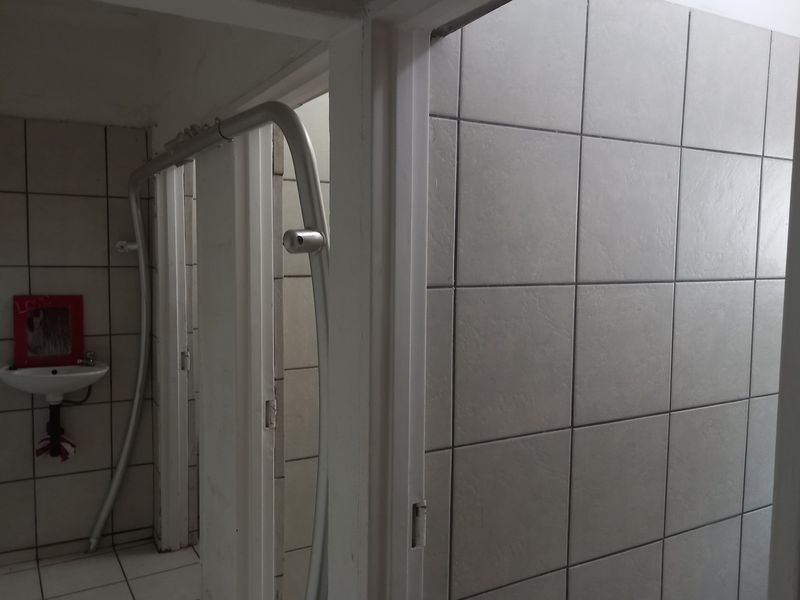 "Prime commercial and Retail Property with occupied tenants" - Photo 7